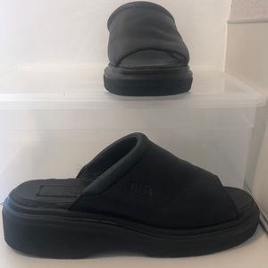 Vintage Dr Martens 9057 black leather platform slides, mid to late 90’s